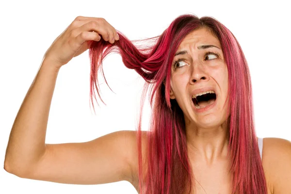 Jovem Mulher Infeliz Com Cabelo Rosa Fundo Branco — Fotografia de Stock