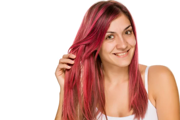 Mladá Usměvavá Žena Ukazuje Své Růžové Vlasy Bílém Pozadí — Stock fotografie