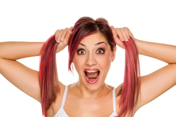 Mladá Legrační Žena Růžovými Vlasy Bílém Pozadí — Stock fotografie