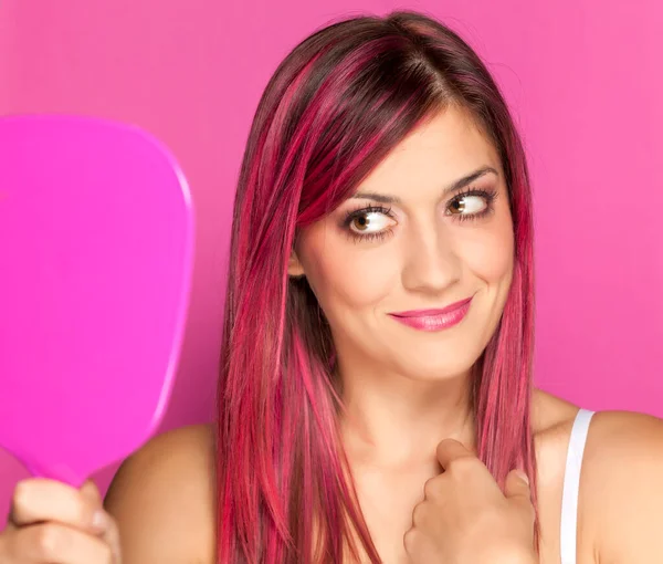 Mulher Satisfeita Olha Para Seu Cabelo Rosa Espelho — Fotografia de Stock