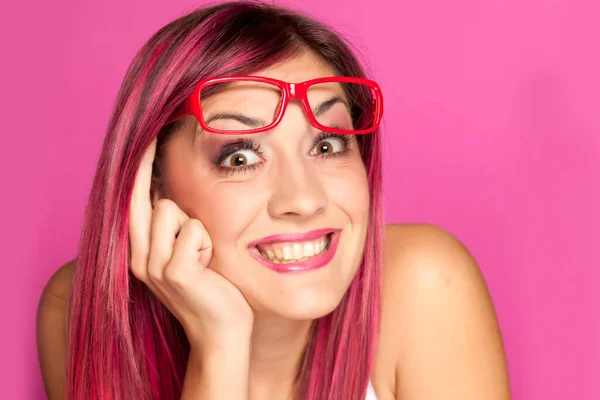 Szczęśliwa Kobieta Różowymi Włosami Okularami Różowym Tle — Zdjęcie stockowe