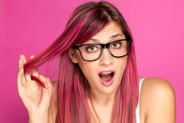 Růžové Vlasy Marnivost Brýlemi Růžovém Pozadí — Stock fotografie