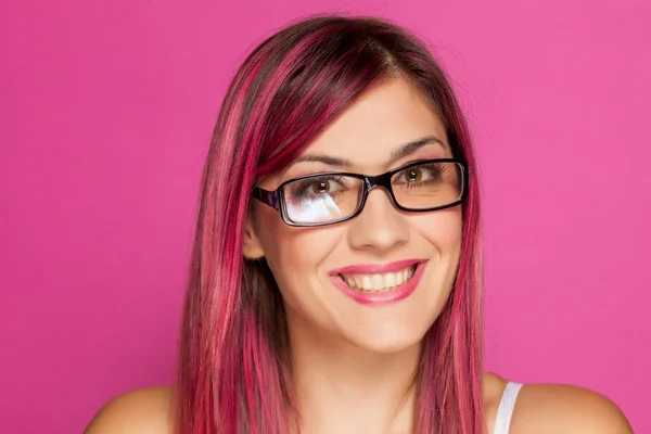 Uma Mulher Feliz Com Cabelo Rosa Óculos Fundo Rosa — Fotografia de Stock