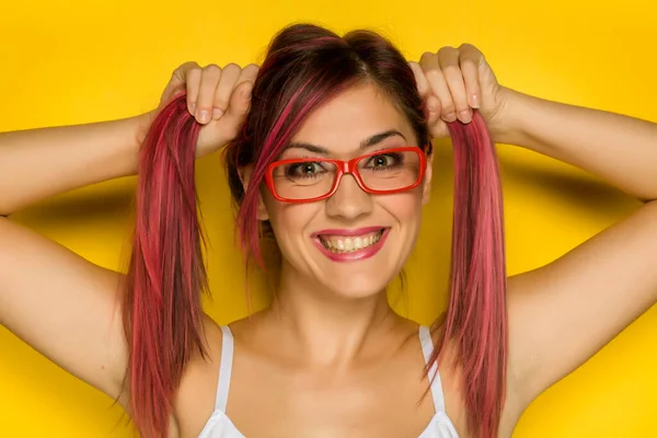 Молода Смішна Жінка Рожевим Волоссям Жовтому Фоні — стокове фото