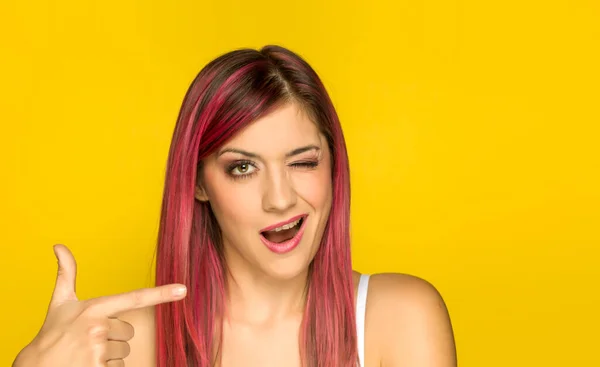黄底粉红头发的年轻而有趣的女人 — 图库照片