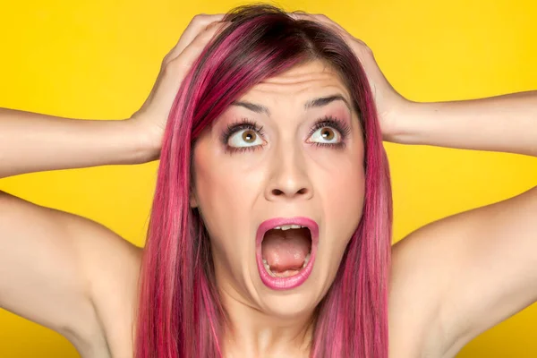 Молода Шокована Жінка Рожевим Волоссям Жовтому Тлі — стокове фото