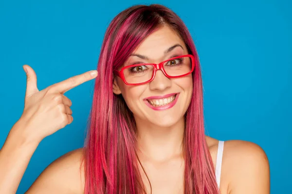 Uma Mulher Feliz Com Cabelo Rosa Óculos Fundo Azul — Fotografia de Stock