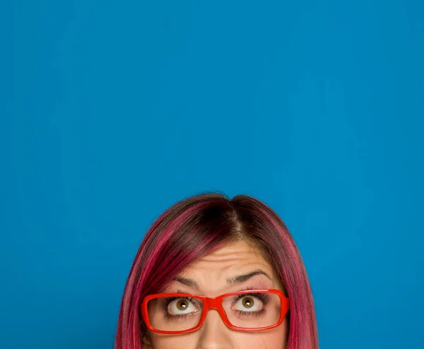 Metade Retrato Uma Jovem Mulher Preocupada Com Cabelo Rosa Óculos — Fotografia de Stock