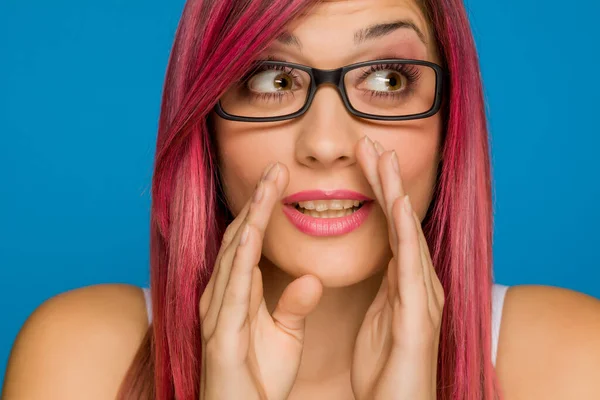 Mulher Atraente Com Óculos Cabelo Rosa Sussurrando Fundo Azul — Fotografia de Stock