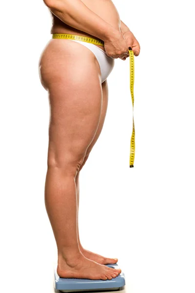 Толстая Женщина Стоит Весах Держит Измерительную Ленту Белом Фоне — стоковое фото