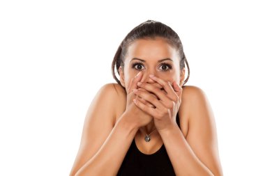 Beyaz arka planda, koyu tenli, güzel bir genç kadın.