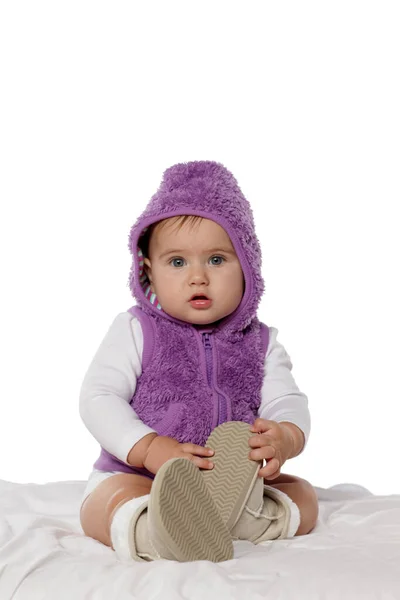 Retrato Doce Bebê Menina Uma Cama Branca — Fotografia de Stock