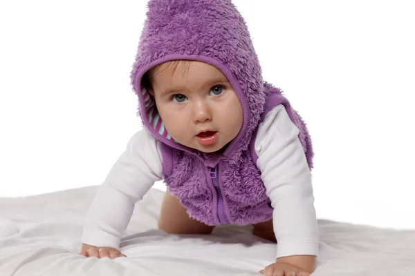 Retrato Doce Bebê Menina Uma Cama Branca — Fotografia de Stock