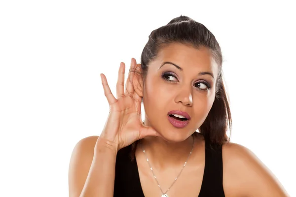 Hermosa Mujer Piel Oscura Escuchando Cuidadosamente Sobre Fondo Blanco — Foto de Stock