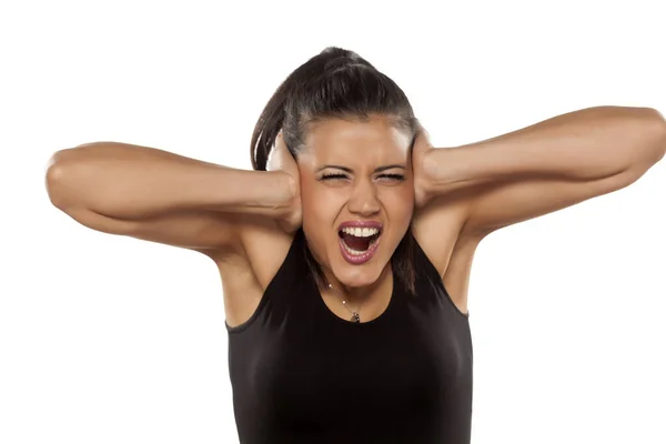 Koyu Tenli Güzel Genç Bir Kadın Gürültüden Dolayı Kulaklarını Kapatıyor — Stok fotoğraf
