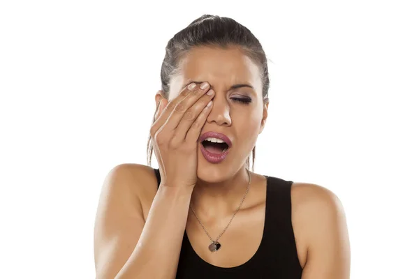 Belle Jeune Femme Avec Douleur Dans Oeil Sur Fond Blanc — Photo