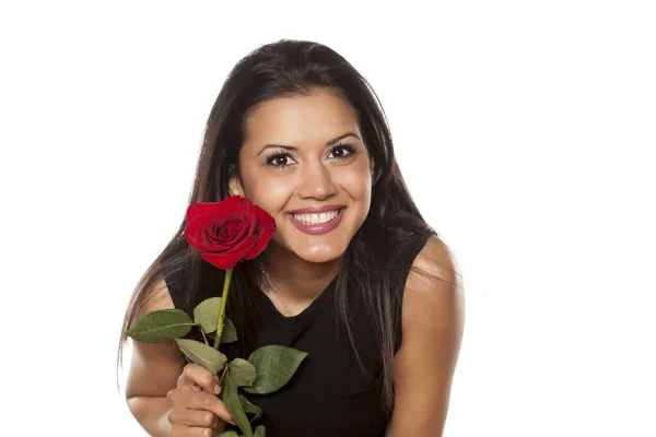 Щаслива Красива Молода Жінка Тримає Червону Троянду Білому Тлі — стокове фото