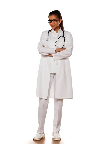 Pełna Długość Młodej Kobiety Lekarz Ramionami Złożonymi Białym — Zdjęcie stockowe