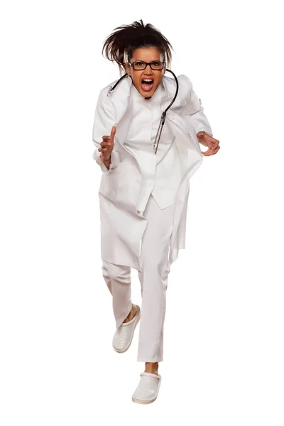 Młoda Kobieta Lekarz Panice Biegać Białym Tle — Zdjęcie stockowe
