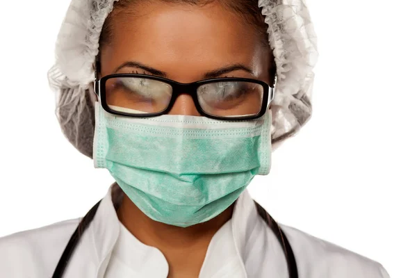 Retrato Uma Jovem Médica Com Boné Máscara Óculos Borrados — Fotografia de Stock