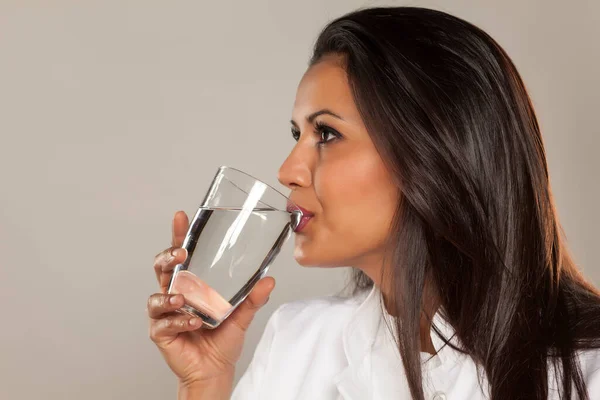 Doctora Bebiendo Agua Vaso Sobre Fondo Gris — Foto de Stock