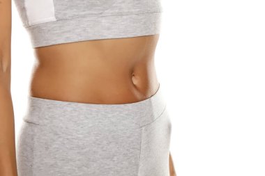 Beyaz arka planda seksi, ince kadın göbeği