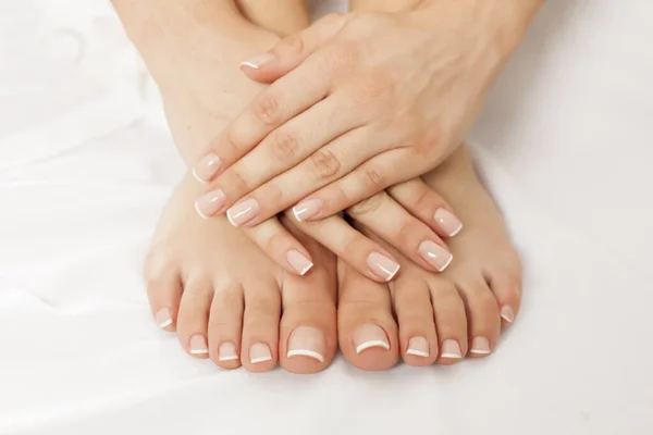 Weibliche Füße Und Hände Mit Schön Fixierten Nägeln — Stockfoto