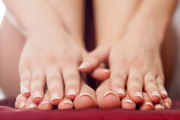 Kobiece Stopy Dłonie Ładnie Przymocowanymi Paznokciami — Zdjęcie stockowe