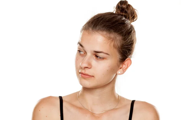 Jovem Mulher Séria Sem Maquiagem Fundo Branco Olhando Para Lado — Fotografia de Stock