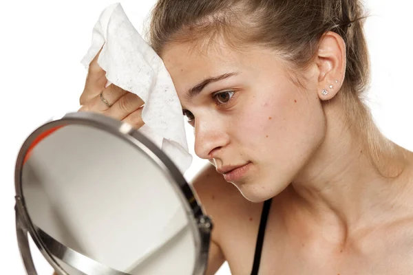 Junge Frau Reinigt Ihr Gesicht Mit Feuchttüchern Auf Weißem Hintergrund — Stockfoto