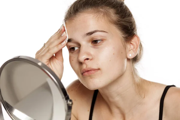 Jovem Mulher Limpando Seu Rosto Com Pade Algodão Molhado Fundo — Fotografia de Stock