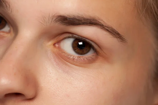 Primer Plano Del Ojo Femenino Sin Maquillaje — Foto de Stock