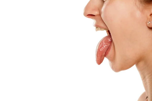 Profil Einer Jungen Frau Mit Herausgestreckter Zunge Auf Weißem Hintergrund — Stockfoto