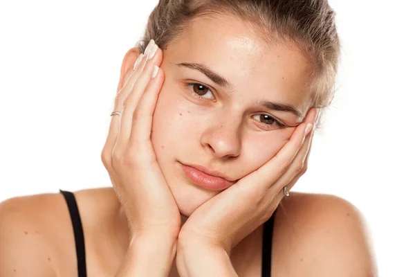 Junge Gelangweilte Frau Ohne Make Auf Weißem Hintergrund — Stockfoto