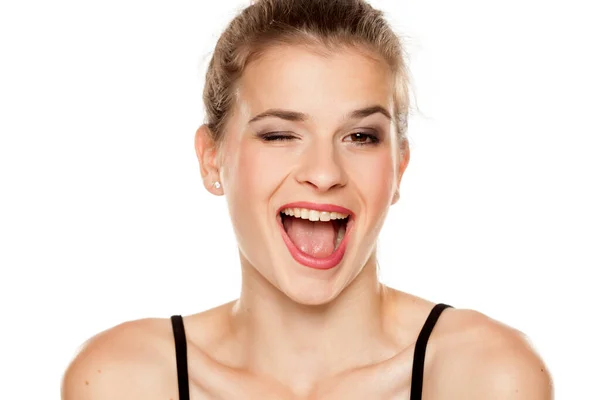 Jovem Mulher Feliz Piscando Fundo Branco — Fotografia de Stock