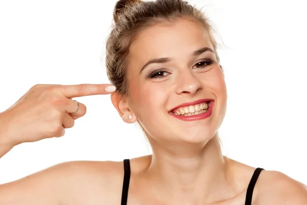 Retrato Una Joven Hermosa Mujer Feliz Apuntándose Misma Sobre Fondo — Foto de Stock