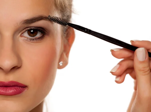 Young Woman Contouring Her Eyebrows Dry Brush White Background — Stock Photo, Image