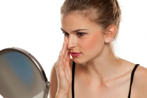 Profiel Van Jonge Vrouw Aanraken Van Haar Neus Witte Achtergrond — Stockfoto