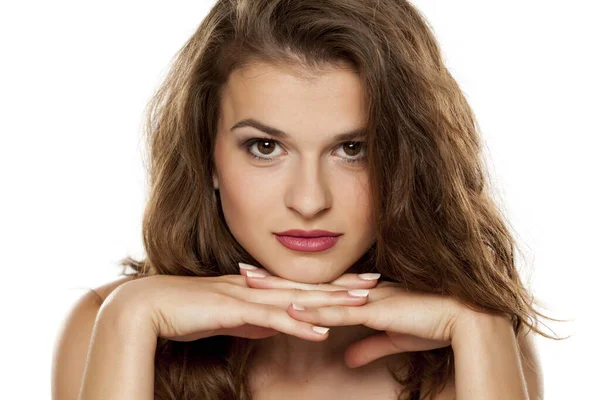 Retrato Jovem Mulher Bonita Com Cabelos Longos Encaracolados Fundo Branco — Fotografia de Stock