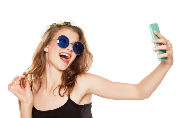 Beyaz Arka Planda Selfie Çeken Uzun Kıvırcık Saçlı Güneş Gözlüklü — Stok fotoğraf