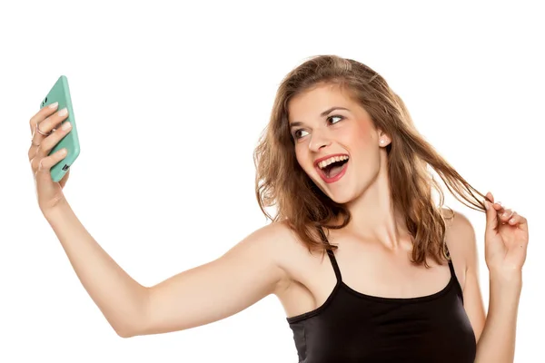 Portret Młodej Szczęśliwej Pięknej Kobiety Długimi Kręconymi Włosami Robiącej Selfie — Zdjęcie stockowe
