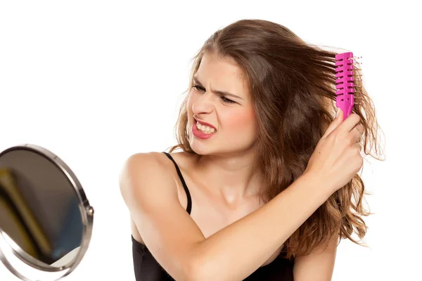 Ung Vacker Nervös Kvinna Har Problem Med Att Kamma Håret — Stockfoto