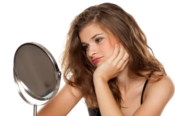 Joven Mujer Positiva Mirando Espejo Sobre Fondo Blanco — Foto de Stock