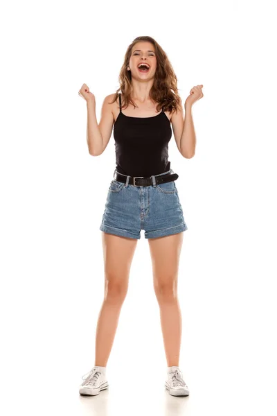 Junge Und Ziemlich Glückliche Frau Kurzen Jeans Steht Auf Weißem — Stockfoto