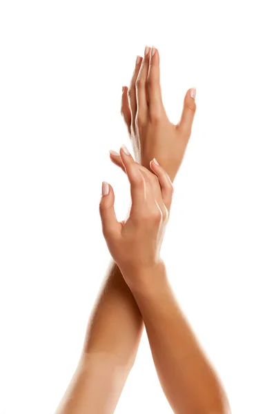 Zbliżenie Rąk Kobiet Stosujących Krem Rąk Białym Tle — Zdjęcie stockowe