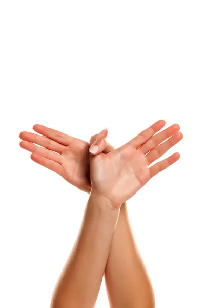 Σταυρωτά Γυναικεία Χέρια Σχηματίζοντας Ένα Πουλί Απομονωμένο Λευκό Φόντο — Φωτογραφία Αρχείου