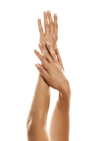Närbild Kvinnliga Händer Tillämpa Handkräm Vit Bakgrund — Stockfoto