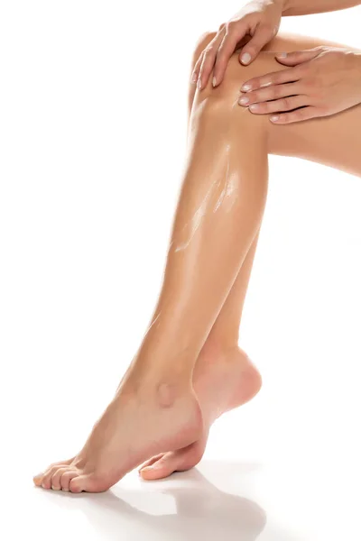 Woman Applying Lotion Her Legs White Background — Stock Photo, Image