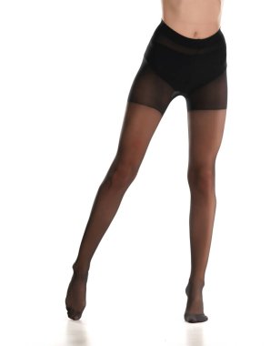 Beyaz arka planda naylon taytlı genç bir kadının bacakları.