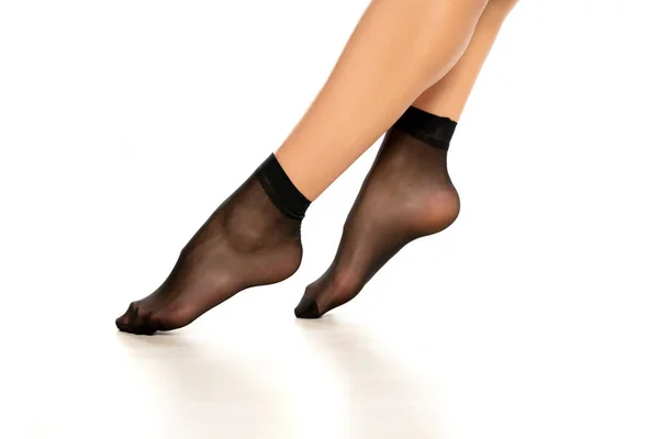 Kobiece Nogi Czarnych Krótkich Nylonowych Skarpetkach Białym Tle — Zdjęcie stockowe